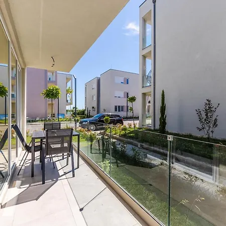 Le Bleu Pool & By Pikhost Apartmán